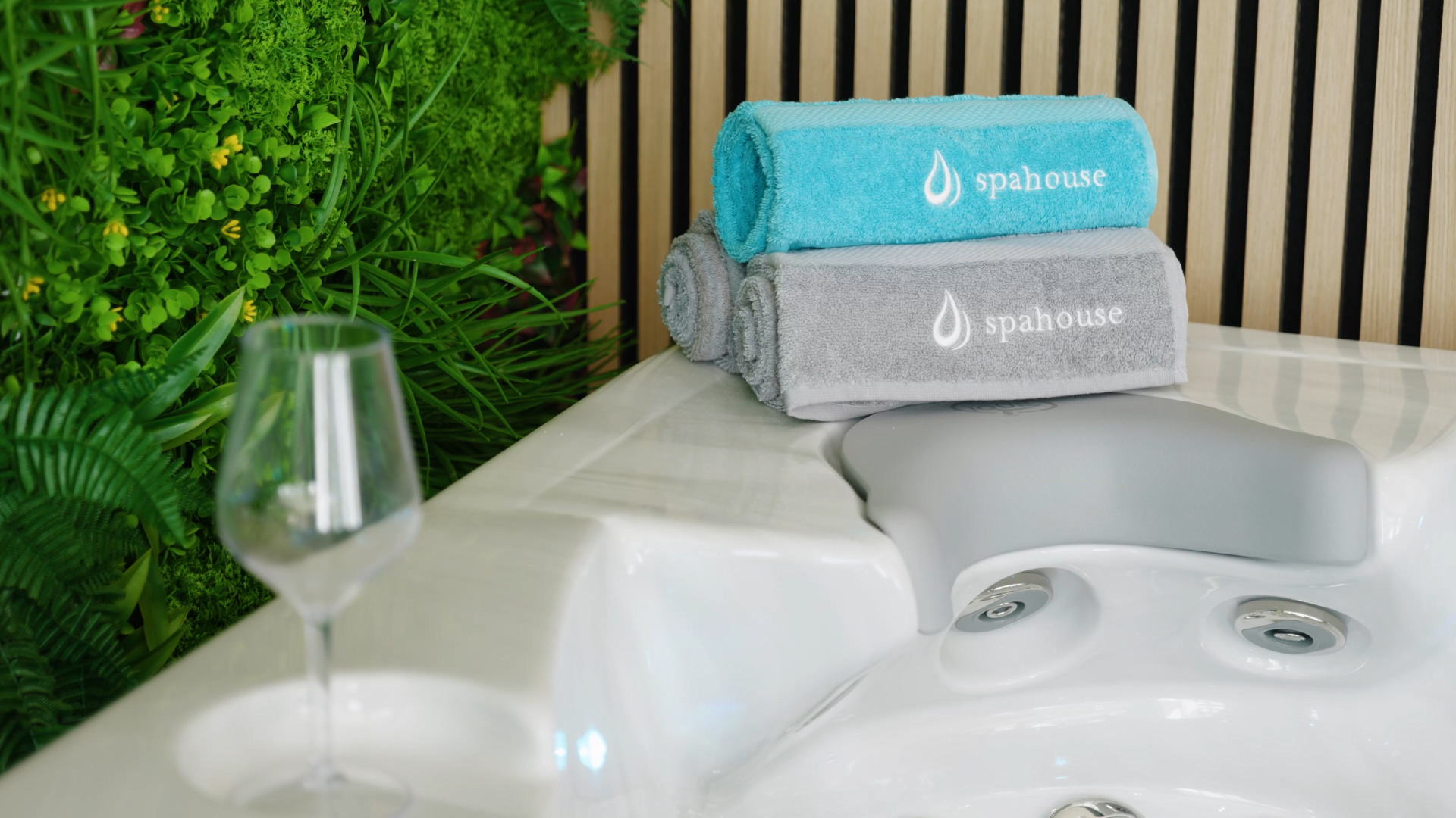 SPAHOUSE - Advertising spot for outdoor hot tubs